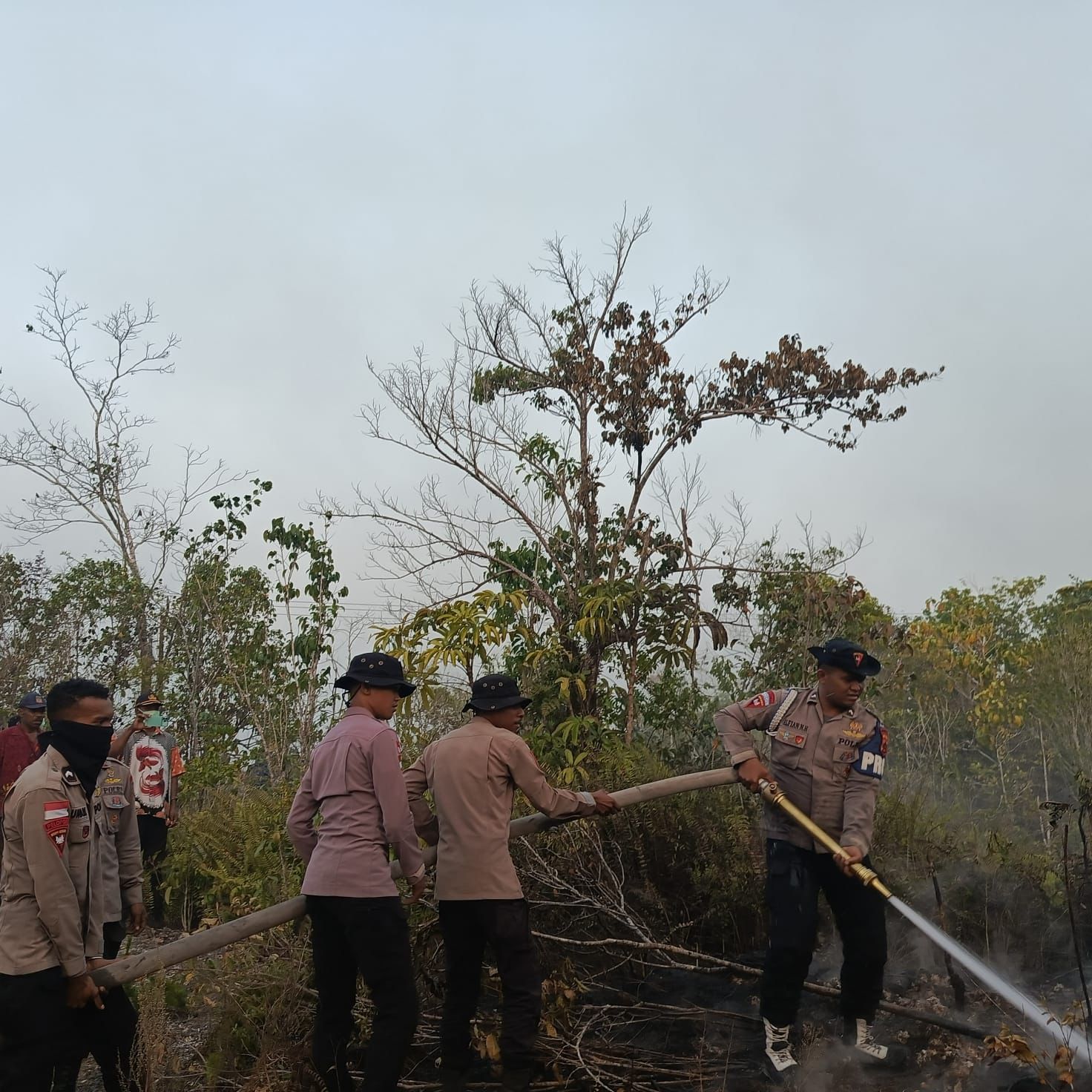 *PENANGANAN KARHUTLA HARI KEENAM, BRIMOB KEMBALI TURUN DI BIAK*